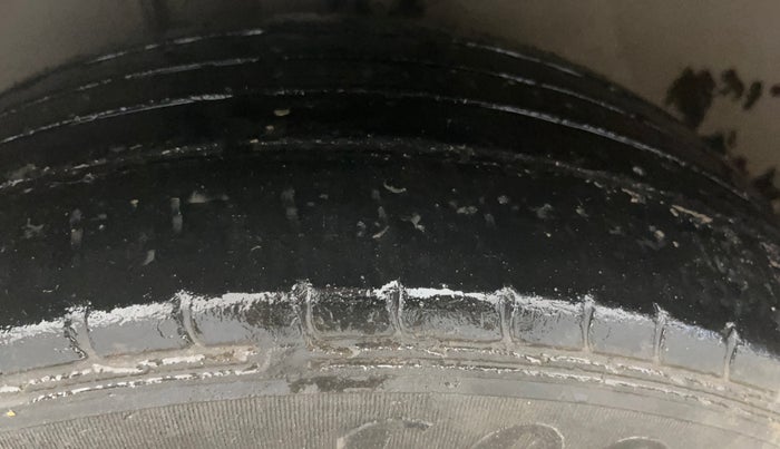 2014 Toyota Corolla Altis JS PETROL, Petrol, Manual, 1,06,047 km, Left Front Tyre Tread