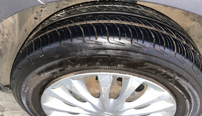 2015 Maruti Ertiga VXI CNG, CNG, Manual, 1,27,916 km, Left Front Tyre Tread
