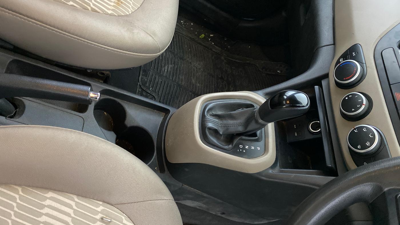 2018 Hyundai Xcent S AT 1.2, Petrol, Automatic, 49,044 km, Gear Lever