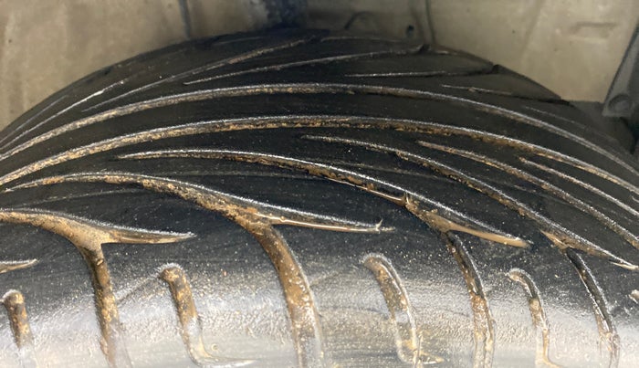 2011 Toyota Etios V, Petrol, Manual, 60,990 km, Right Front Tyre Tread