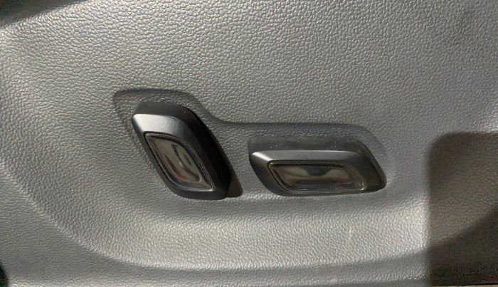 2021 MG ASTOR SHARP 1.5 MT, Petrol, Manual, 51,103 km, Driver Side Adjustment Panel