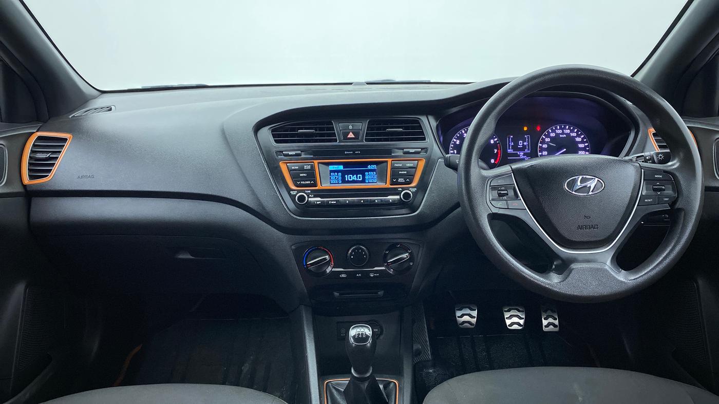 2016 Hyundai i20 Active 1.2 S, Petrol, Manual, 1,00,901 km, Dashboard View