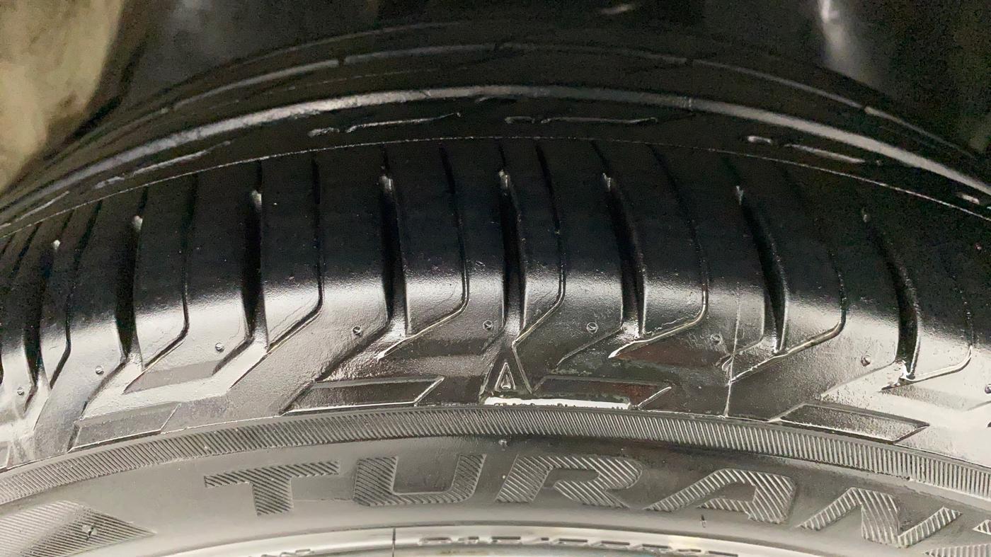 2018 Toyota Innova Crysta 2.7 ZX AT 7 STR, Petrol, Automatic, 50,771 km, Right Front Tyre Tread