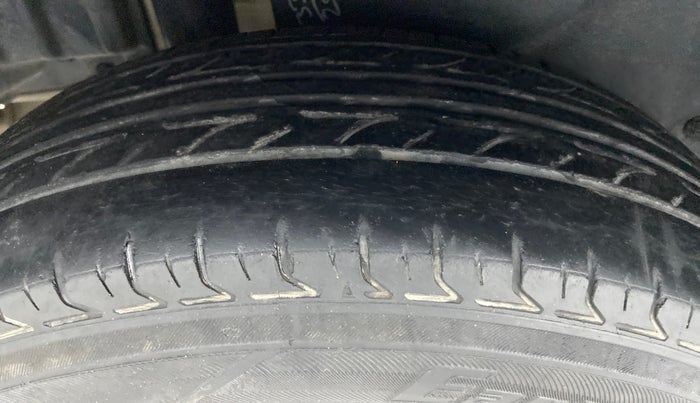 2015 Maruti Swift Dzire LDI BS IV, Diesel, Manual, 1,00,814 km, Right Rear Tyre Tread