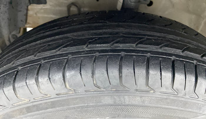 2015 Maruti Swift Dzire LDI BS IV, Diesel, Manual, 1,00,814 km, Left Front Tyre Tread