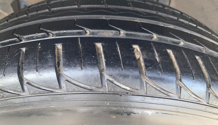 2014 Renault Duster 85 PS RXL DIESEL, Diesel, Manual, 60,772 km, Left Front Tyre Tread