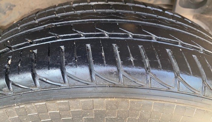 2014 Renault Duster 85 PS RXL DIESEL, Diesel, Manual, 60,772 km, Left Rear Tyre Tread