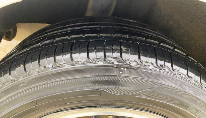 2013 Ford Fiesta STYLE DIESEL, Diesel, Manual, 1,23,128 km, Right Rear Tyre Tread