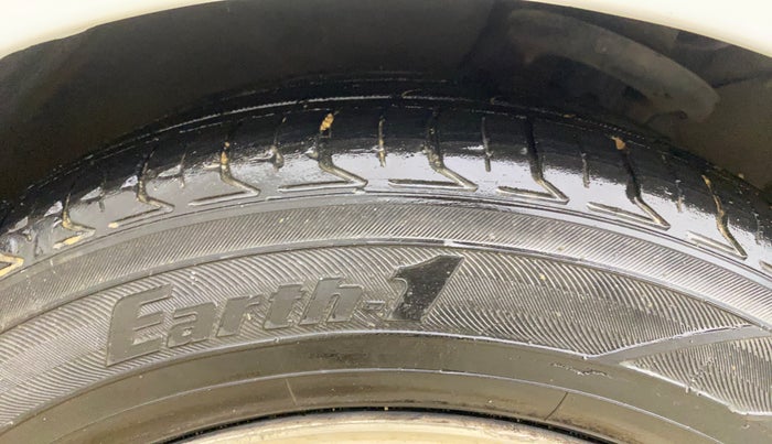 2013 Ford Fiesta STYLE DIESEL, Diesel, Manual, 1,23,128 km, Right Front Tyre Tread