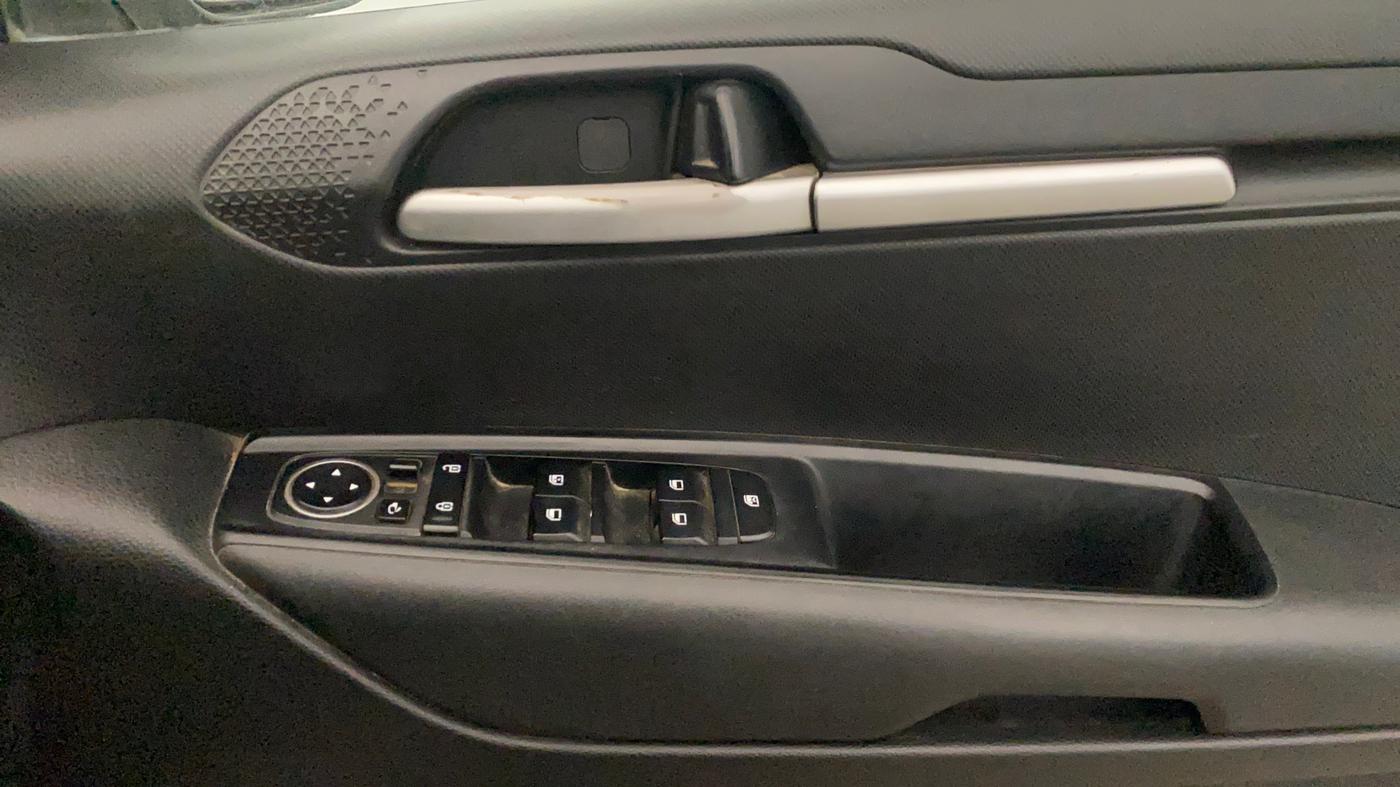 2020 KIA SONET HTK PLUS 1.2, Petrol, Manual, 1,22,315 km, Driver Side Door Panels Control