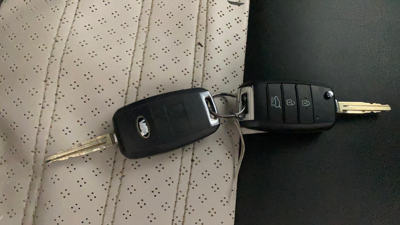 2020 KIA SONET HTK PLUS 1.2, Petrol, Manual, 1,22,315 km, Key Close Up