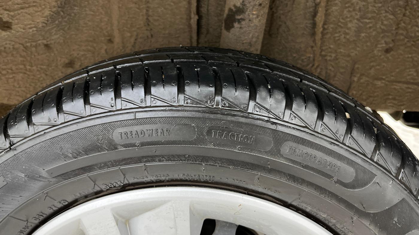 2025 Renault Kwid RXT 1.0 AMT, Petrol, Automatic, 16,638 km, Left Rear Tyre Tread