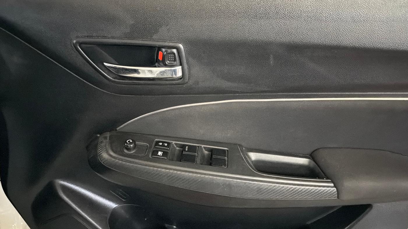 2022 Maruti Swift VXI, Petrol, Manual, 33,721 km, Driver Side Door Panels Control