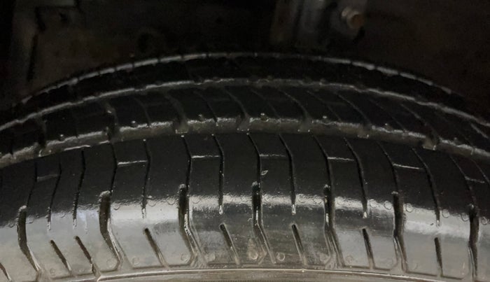 2015 Maruti Swift Dzire LXI (O), CNG, Manual, 80,486 km, Left Front Tyre Tread
