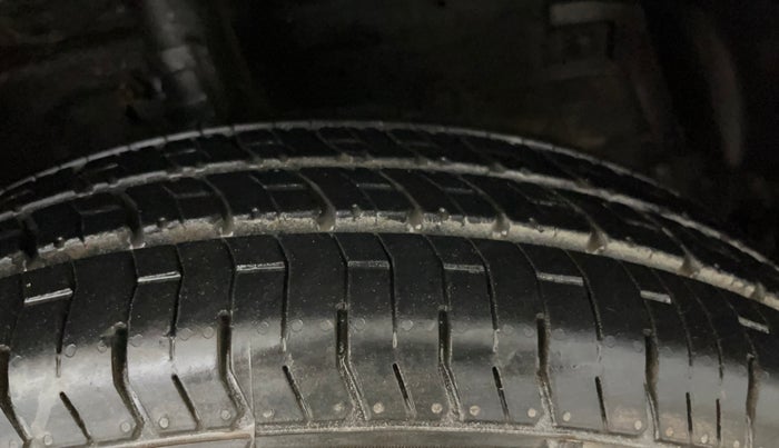 2015 Maruti Swift Dzire LXI (O), CNG, Manual, 80,486 km, Right Front Tyre Tread