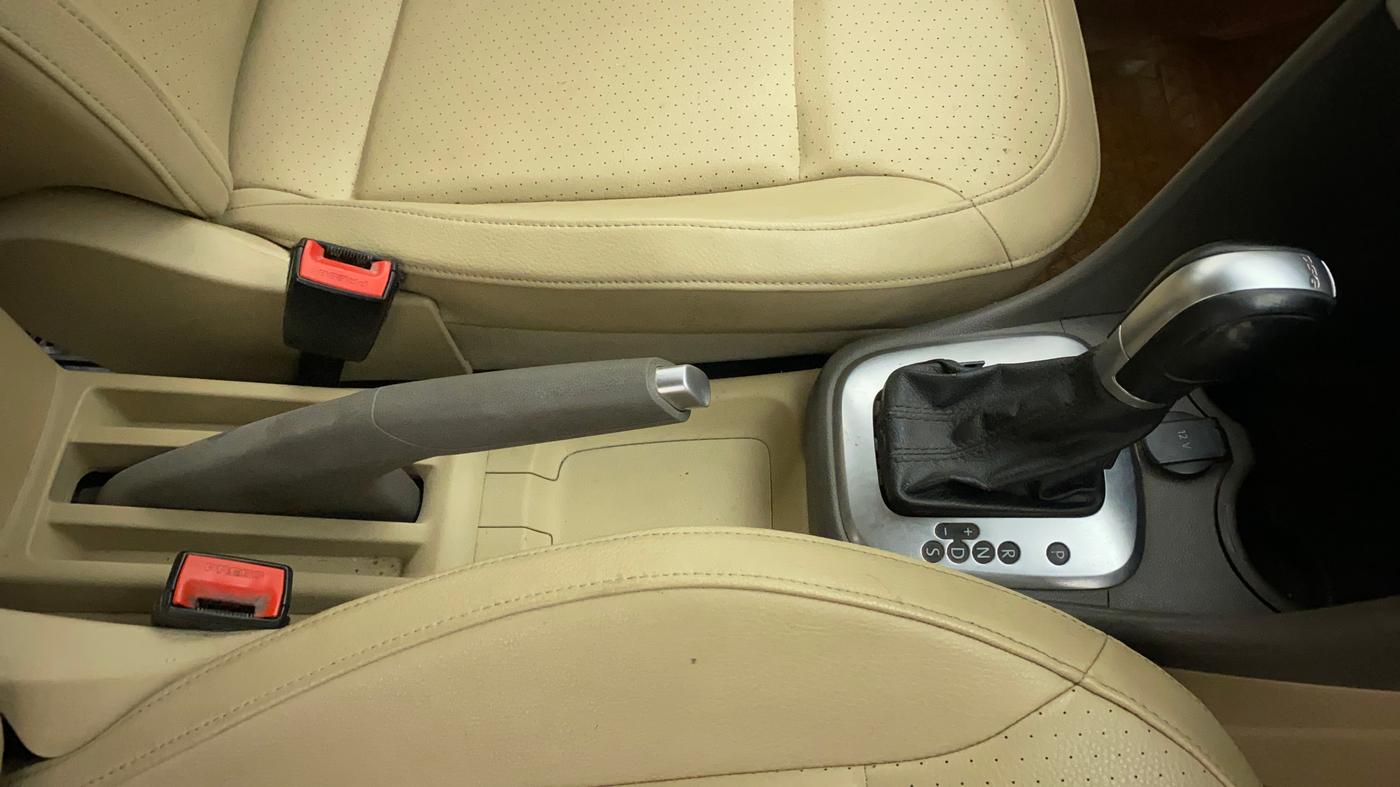 2016 Volkswagen Vento HIGHLINE PETROL AT, Petrol, Automatic, 85,779 km, Gear Lever