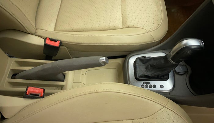 2016 Volkswagen Vento HIGHLINE PETROL AT, Petrol, Automatic, 85,779 km, Gear Lever