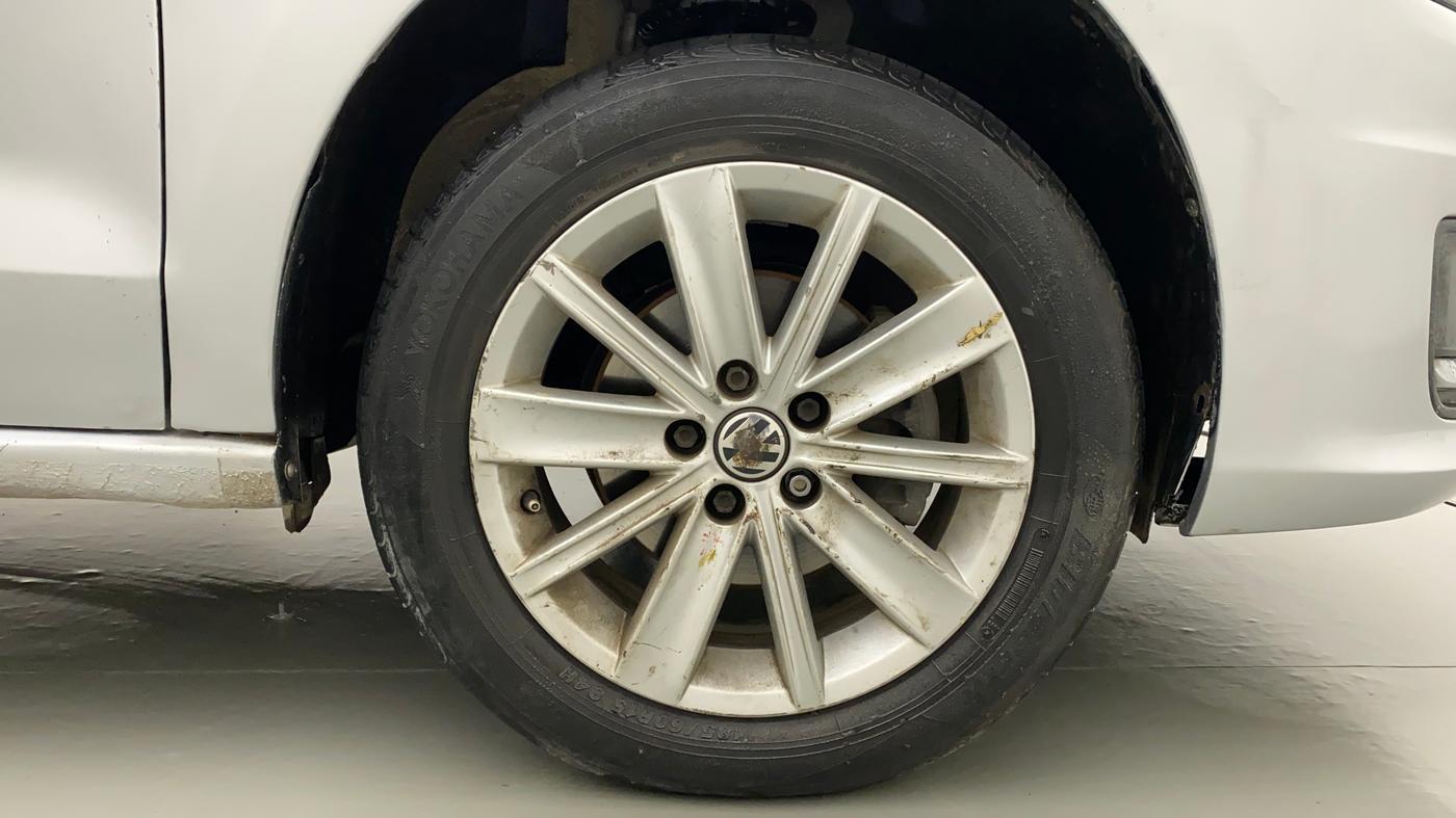 2016 Volkswagen Vento HIGHLINE PETROL AT, Petrol, Automatic, 85,779 km, Right Front Wheel