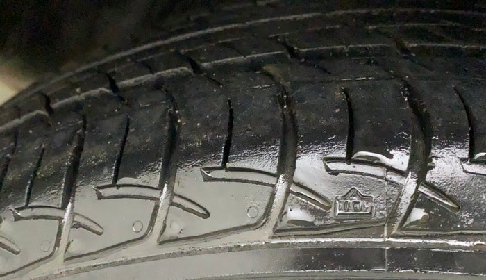 2016 Volkswagen Vento HIGHLINE PETROL AT, Petrol, Automatic, 85,779 km, Right Rear Tyre Tread