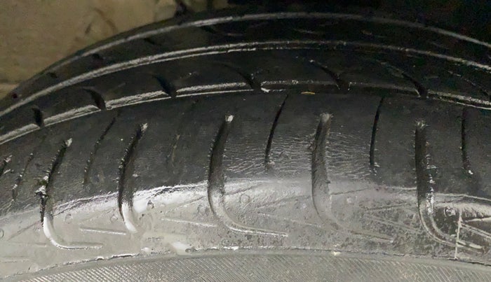 2016 Volkswagen Vento HIGHLINE PETROL AT, Petrol, Automatic, 85,779 km, Right Front Tyre Tread