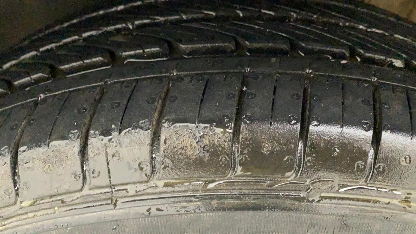2016 Volkswagen Vento HIGHLINE PETROL AT, Petrol, Automatic, 85,779 km, Left Front Tyre Tread