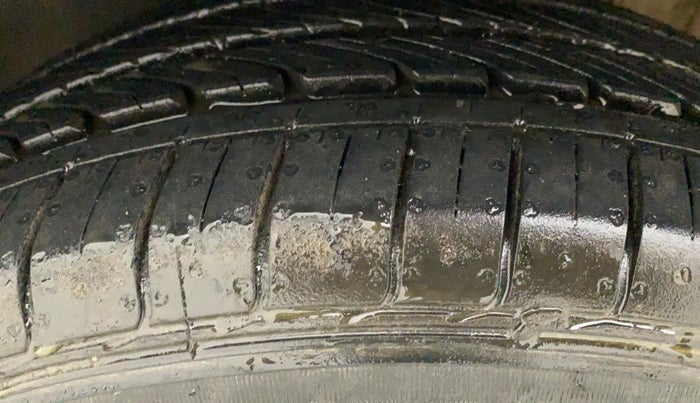 2016 Volkswagen Vento HIGHLINE PETROL AT, Petrol, Automatic, 85,779 km, Left Front Tyre Tread