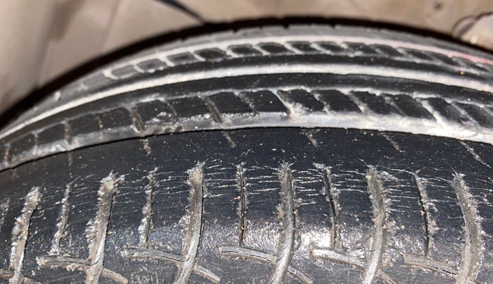 2016 Maruti Baleno DELTA PETROL 1.2, Petrol, Manual, 30,541 km, Left Front Tyre Tread