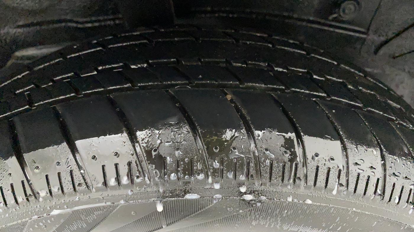 2013 Toyota Etios Liva G, Petrol, Manual, 1,07,156 km, Right Rear Tyre Tread