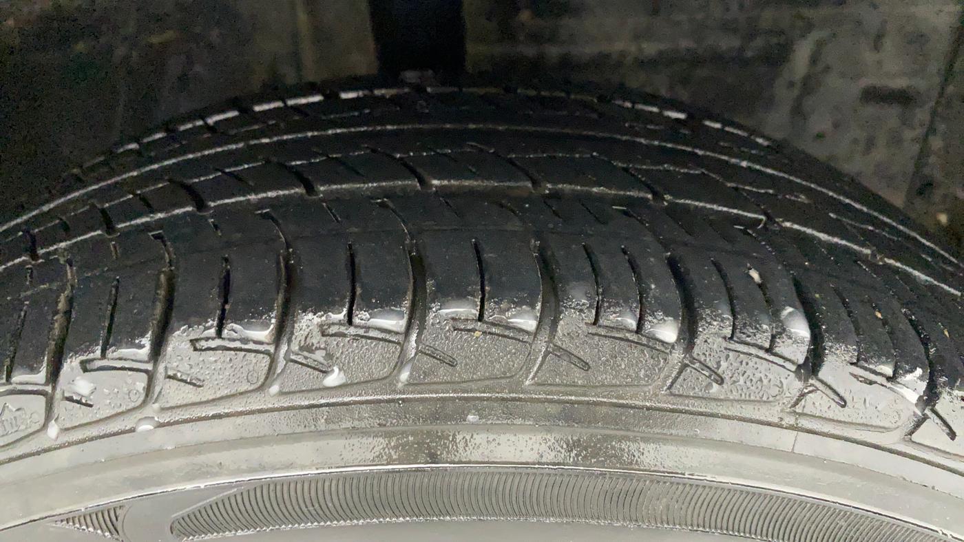 2013 Toyota Etios Liva G, Petrol, Manual, 1,07,156 km, Right Front Tyre Tread