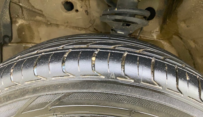 2013 Maruti Wagon R 1.0 LXI CNG, CNG, Manual, 1,28,031 km, Left Front Tyre Tread