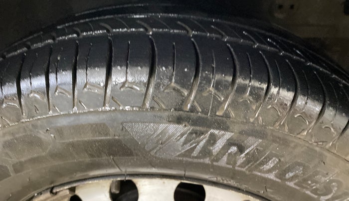 2014 Hyundai Eon ERA +, Petrol, Manual, 1,15,349 km, Right Front Tyre Tread