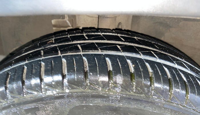 2024 Renault Kwid RXT 1.0 AMT, Petrol, Automatic, 10,574 km, Left Front Tyre Tread