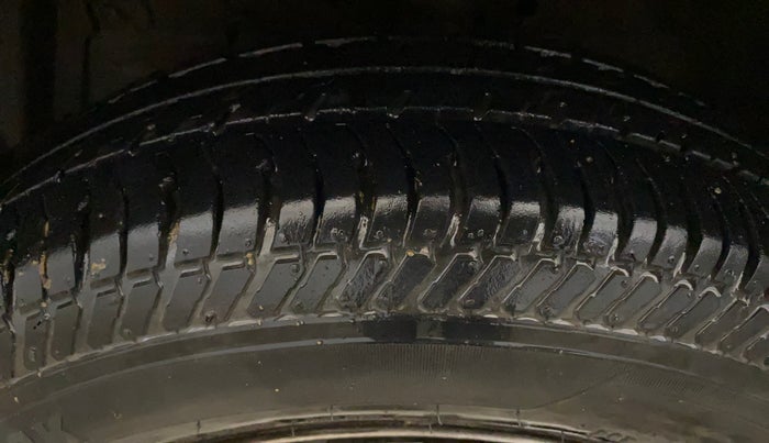 2015 Maruti Swift Dzire LXI (O), Petrol, Manual, 46,995 km, Left Front Tyre Tread