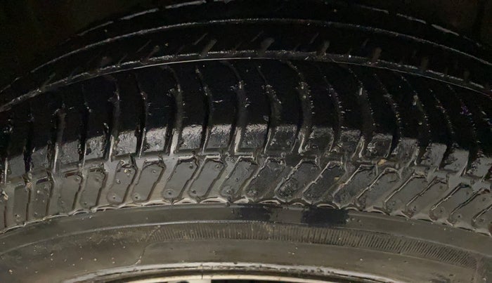 2015 Maruti Swift Dzire LXI (O), Petrol, Manual, 46,995 km, Right Front Tyre Tread