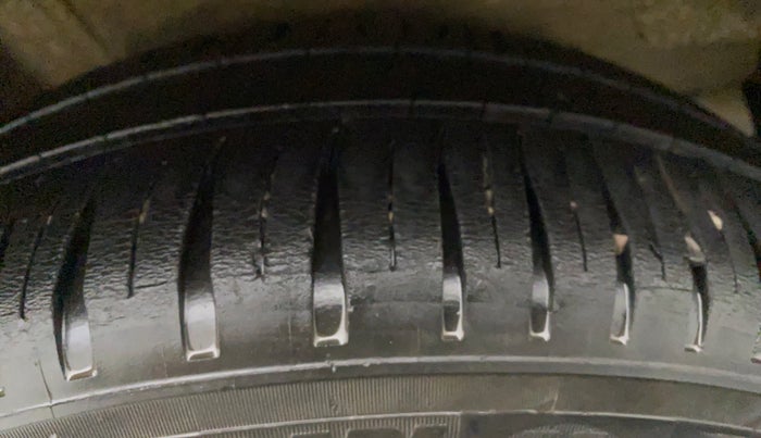 2017 Maruti IGNIS DELTA 1.2, Petrol, Manual, 1,02,393 km, Left Front Tyre Tread