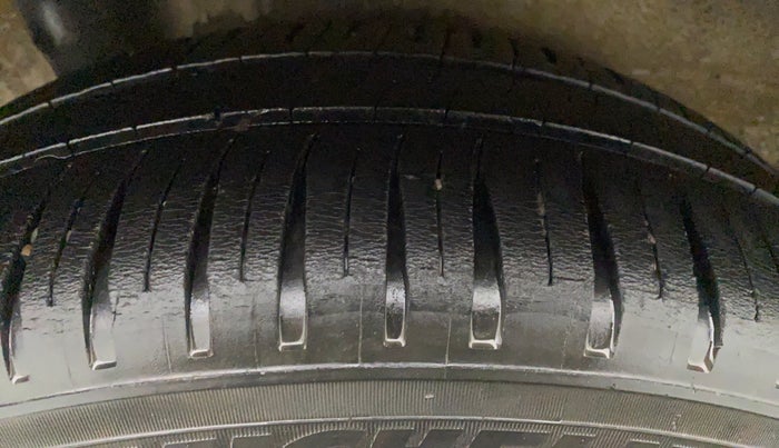2017 Maruti IGNIS DELTA 1.2, Petrol, Manual, 1,02,393 km, Right Front Tyre Tread