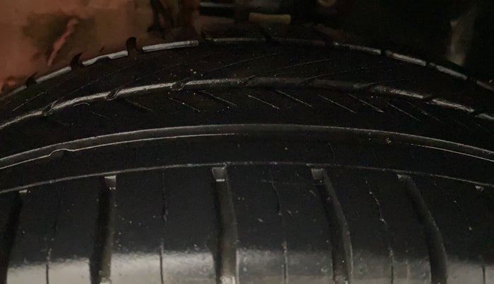 2018 Volkswagen Polo COMFORTLINE 1.0L MPI, Petrol, Manual, 21,614 km, Right Front Tyre Tread