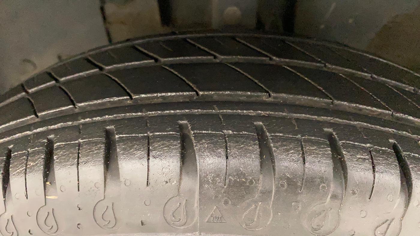 2020 Renault Kwid RXT 1.0 AMT (O), Petrol, Automatic, 39,779 km, Left Front Tyre Tread
