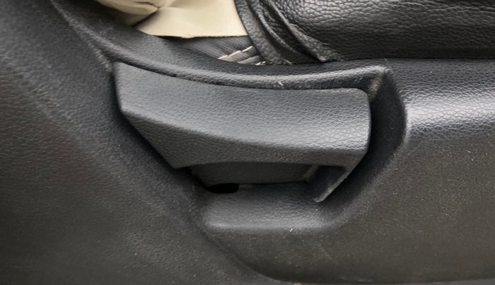 2021 Mahindra XUV300 W6 1.5 DIESEL AMT, Diesel, Automatic, 1,14,435 km, Driver Side Adjustment Panel