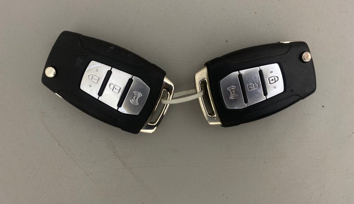 2021 Mahindra XUV300 W6 1.5 DIESEL AMT, Diesel, Automatic, 1,14,435 km, Key Close Up