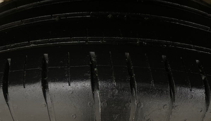 2021 Mahindra XUV300 W6 1.5 DIESEL AMT, Diesel, Automatic, 1,14,435 km, Right Rear Tyre Tread