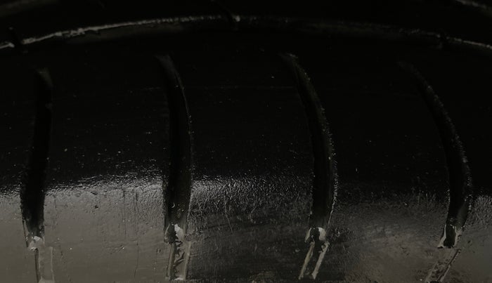 2021 Mahindra XUV300 W6 1.5 DIESEL AMT, Diesel, Automatic, 1,14,435 km, Right Front Tyre Tread