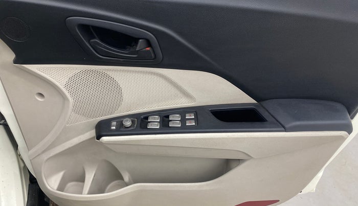 2021 Mahindra XUV300 W6 1.5 DIESEL AMT, Diesel, Automatic, 1,14,435 km, Driver Side Door Panels Control