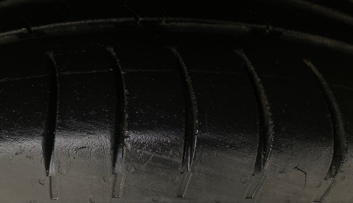 2021 Mahindra XUV300 W6 1.5 DIESEL AMT, Diesel, Automatic, 1,14,435 km, Left Front Tyre Tread