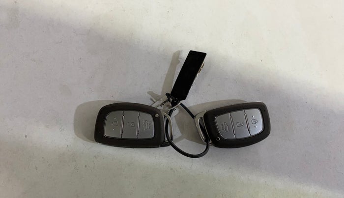 2024 Hyundai AURA SX 1.2 CNG, CNG, Manual, 37,225 km, Key Close Up