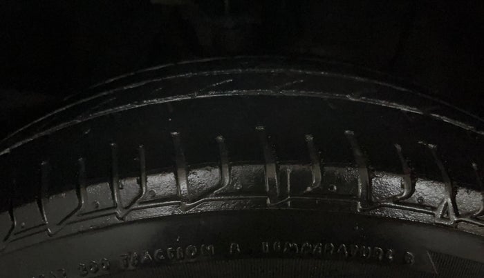 2017 Hyundai Elite i20 MAGNA EXECUTIVE 1.2, Petrol, Manual, 48,940 km, Right Front Tyre Tread