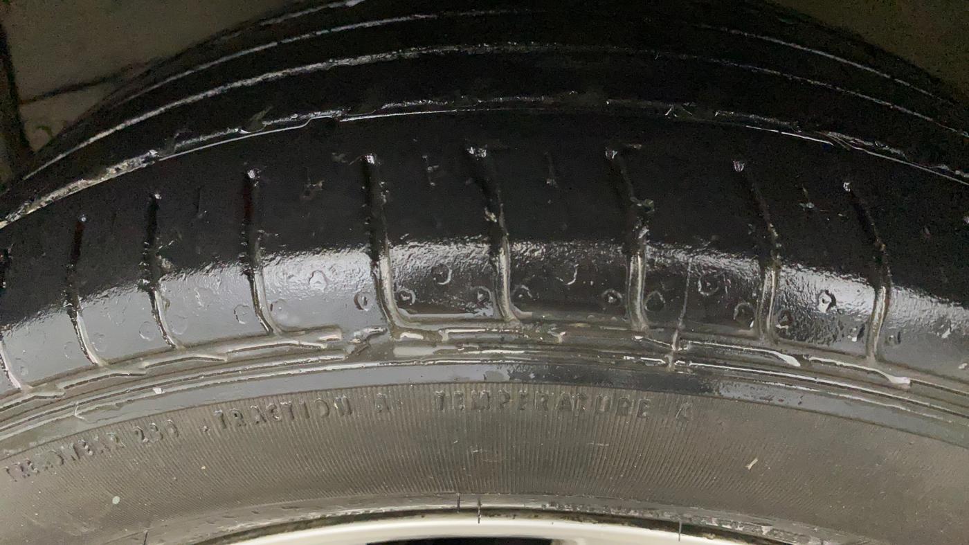 2014 Toyota Corolla Altis G PETROL, Petrol, Manual, 79,913 km, Left Front Tyre Tread