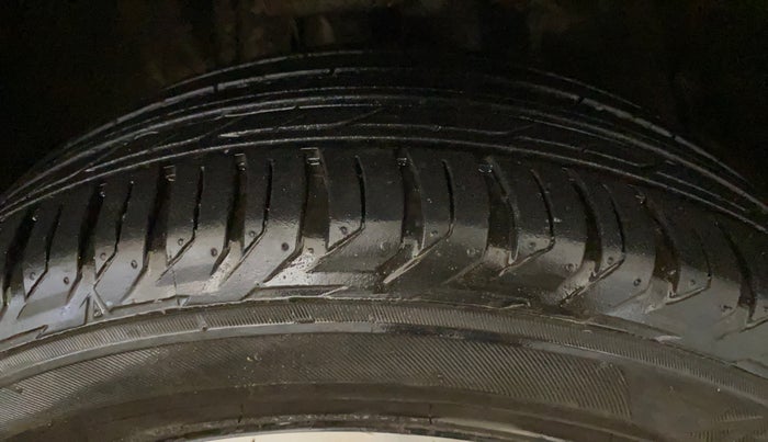 2021 Jeep Compass MODEL S (O) 1.4 PETROL DCT, Petrol, Automatic, 76,376 km, Right Front Tyre Tread