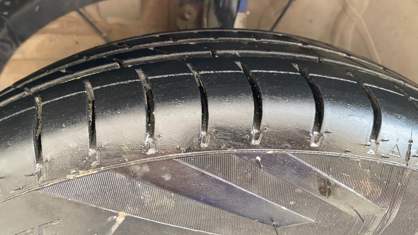 2022 Maruti Dzire VXI, Petrol, Manual, 60,992 km, Left Front Tyre Tread