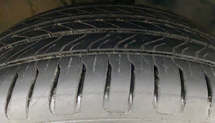2018 Volkswagen Polo COMFORTLINE 1.0L MPI, Petrol, Manual, 1,01,696 km, Right Front Tyre Tread